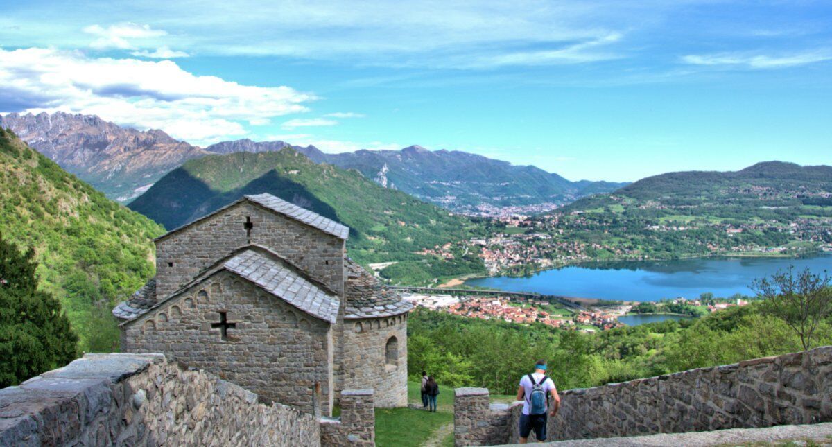 L'Anello panoramico dei Tre Casott e l’Abbazia di San Pietro al Monte L'Anello panoramico dei Tre Casott e l’Abbazia di San Pietro al Monte desktop picture