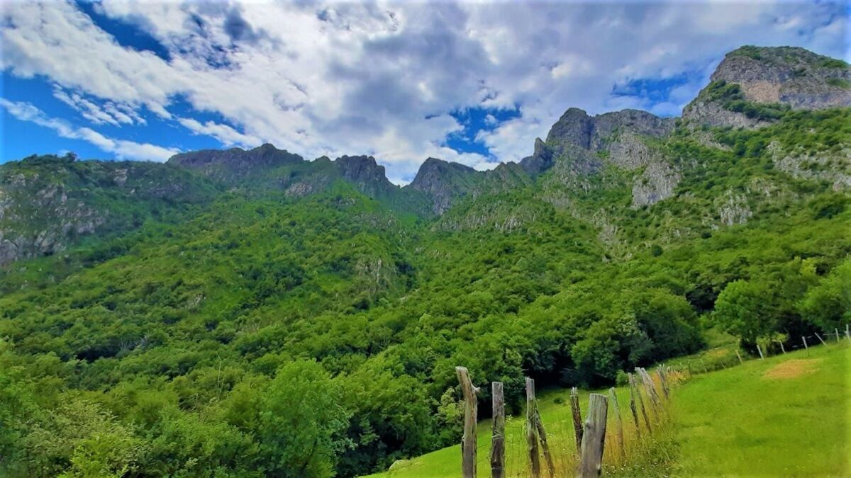 Trekking tra i Maestosi Massi Erratici di Valmadrera desktop picture