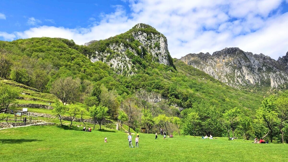 Trekking tra i Maestosi Massi Erratici di Valmadrera desktop picture