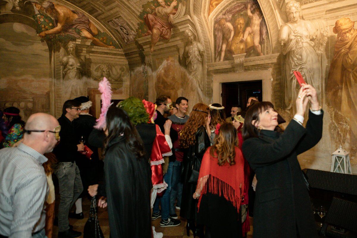 Carnevale in Villa Godi Malinverni: Una Notte in Maschera desktop picture