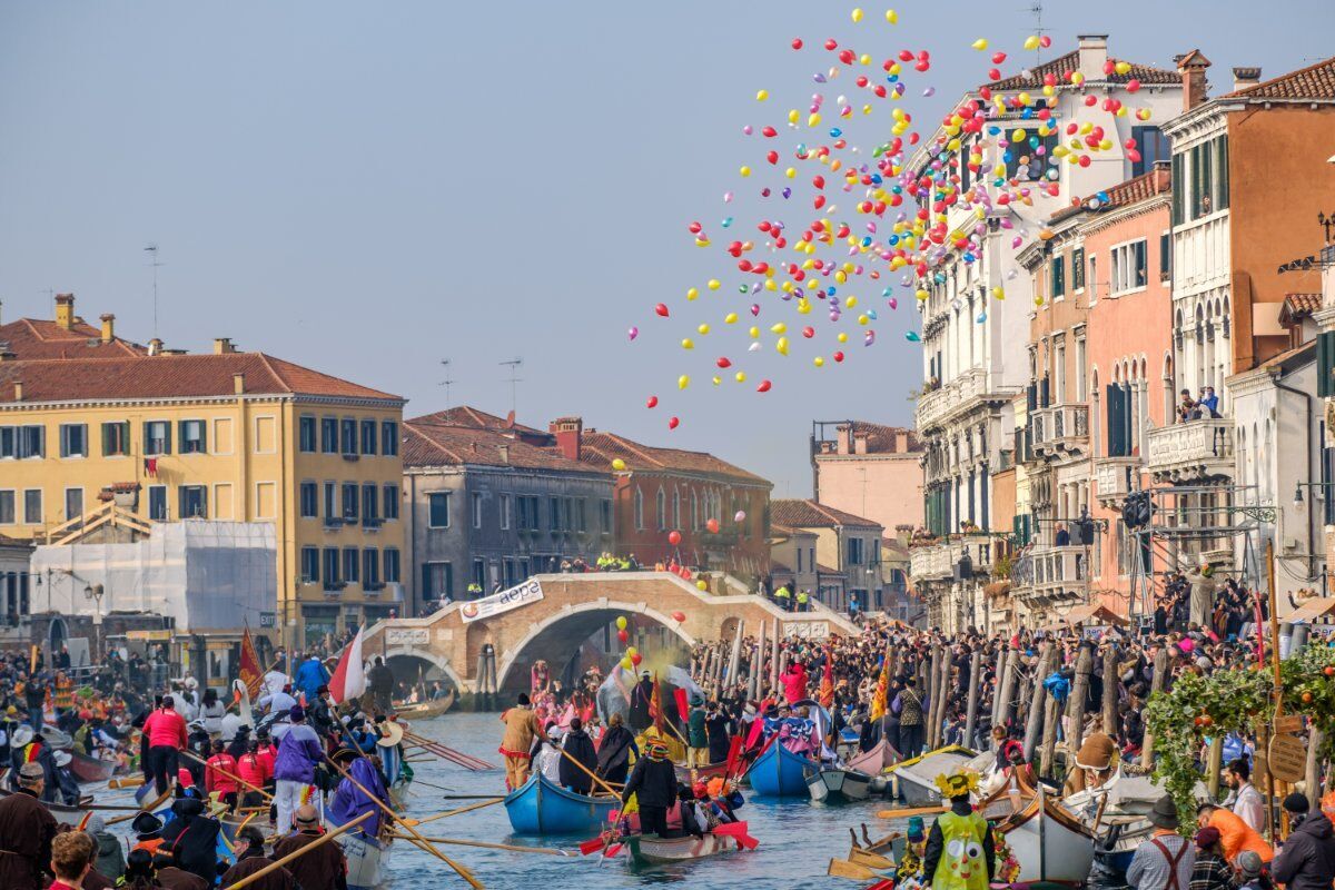 Tour nella Città delle Maschere: La Storia del Carnevale di Venezia desktop picture