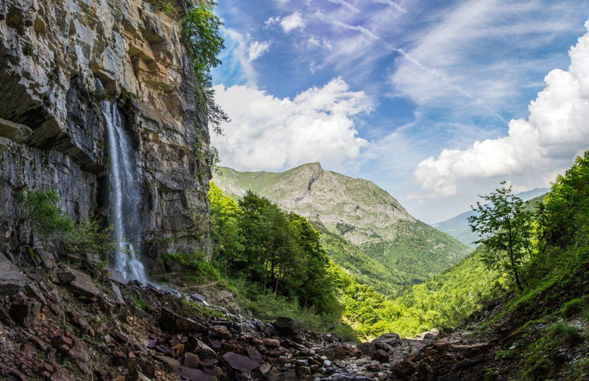 L’Anello del Marguareis: Tra Natura Selvaggia e Impetuose Cascate desktop picture