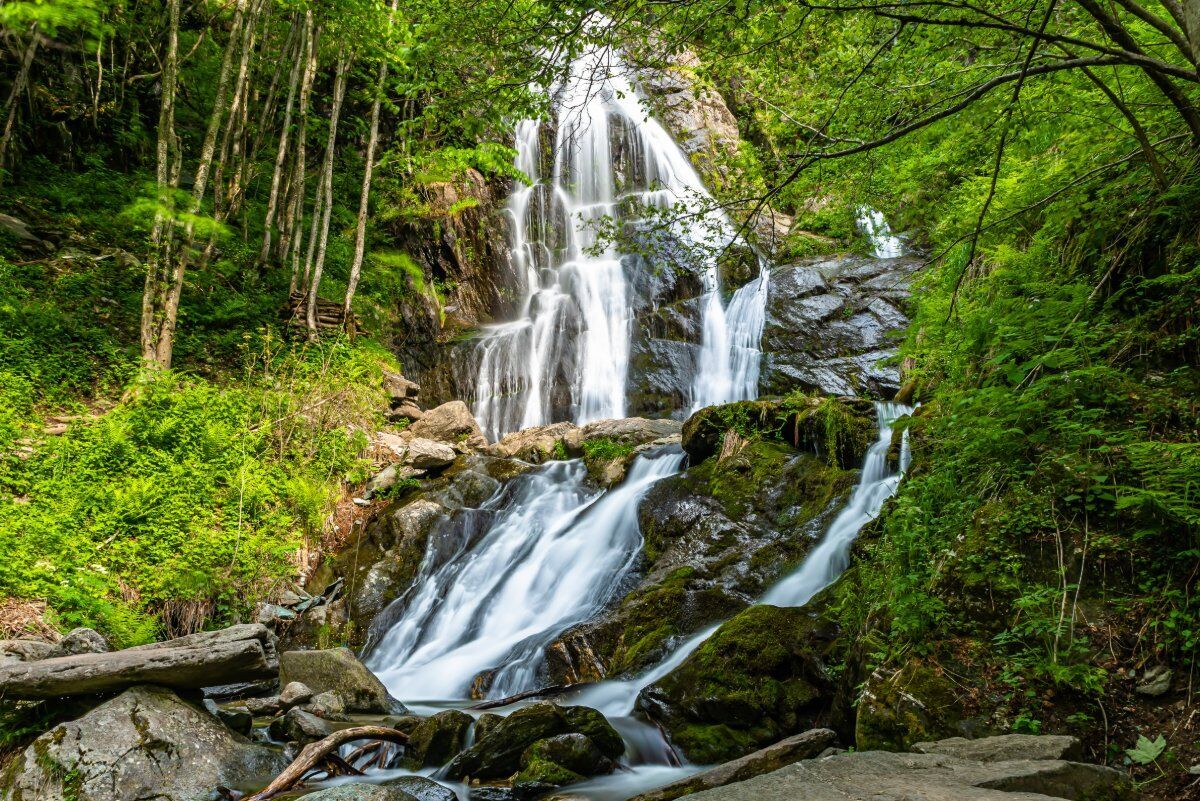 L’Anello del Marguareis: Tra Natura Selvaggia e Impetuose Cascate desktop picture