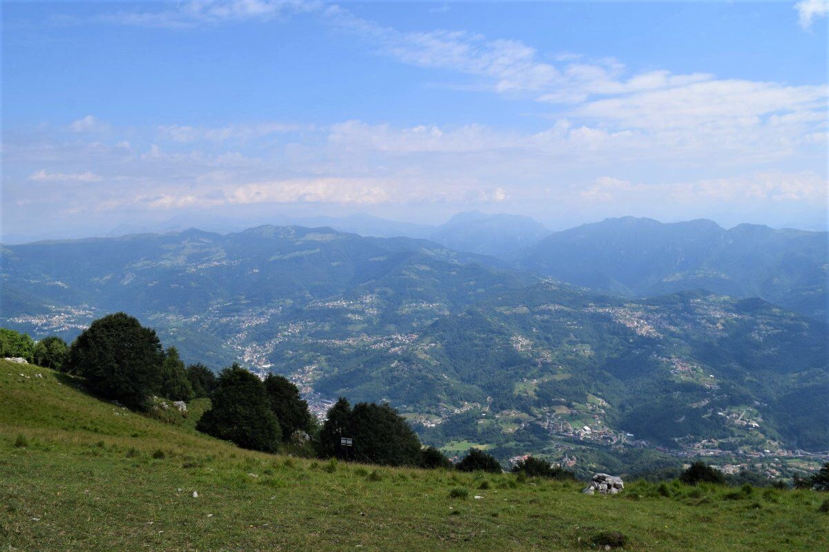 Escursione ad anello tra i suggestivi panorami del Monte Linzone desktop picture