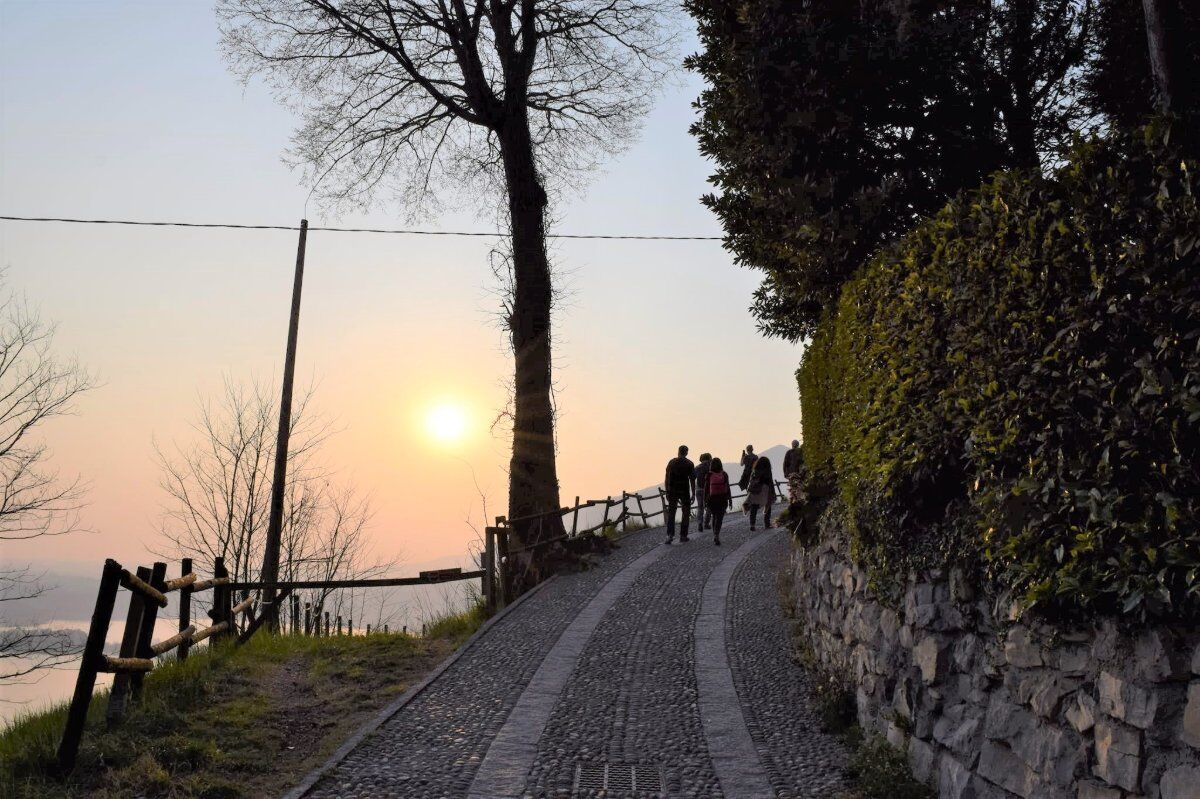 Passeggiata con aperitivo al tramonto sui Laghi Briantei Passeggiata con aperitivo al tramonto sui Laghi Briantei desktop picture