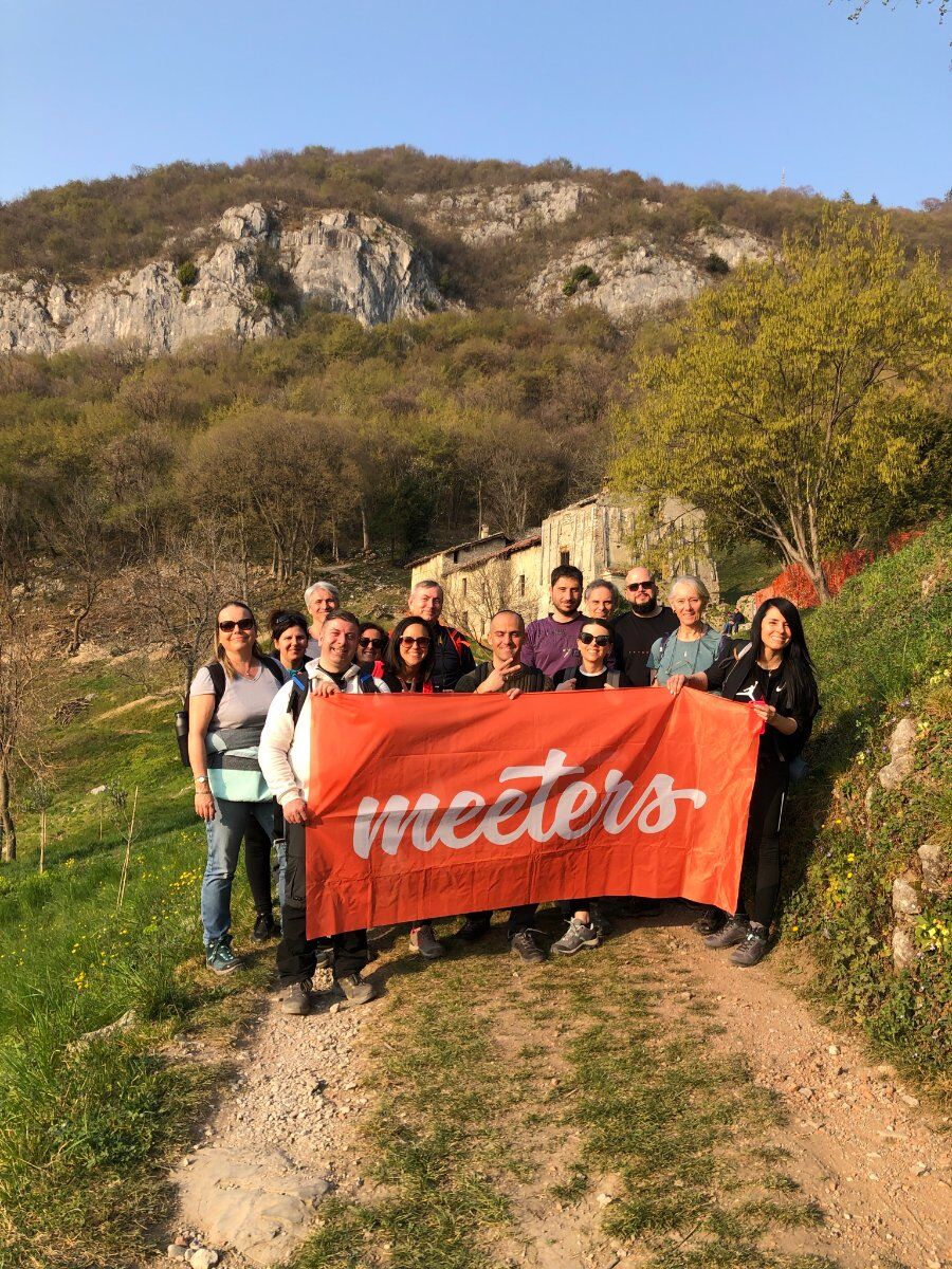 Passeggiata con aperitivo al tramonto sui Laghi Briantei Passeggiata con aperitivo al tramonto sui Laghi Briantei desktop picture