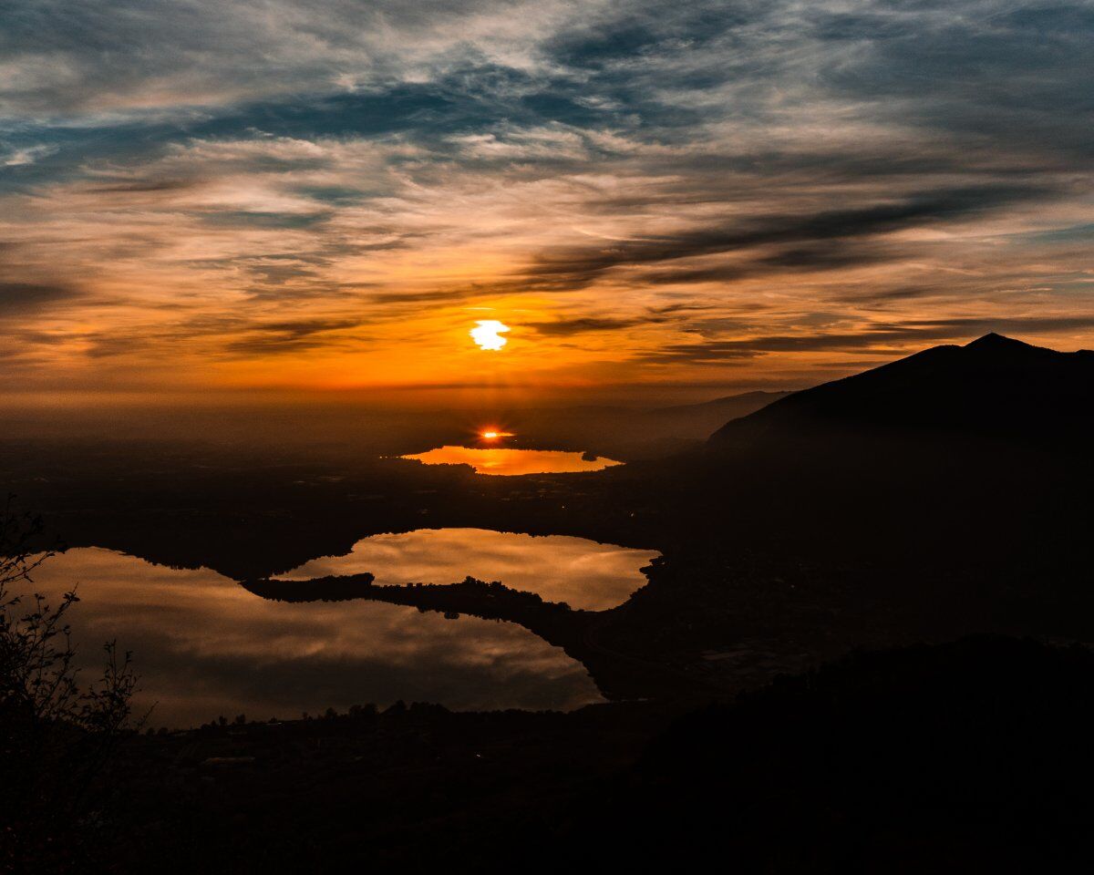 Passeggiata con aperitivo al tramonto sui Laghi Briantei Passeggiata con aperitivo al tramonto sui Laghi Briantei desktop picture