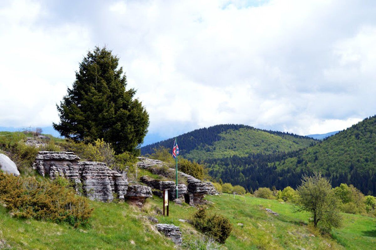 Trekking Letterario in cima al Monte Zovetto Trekking Letterario in cima al Monte Zovetto desktop picture