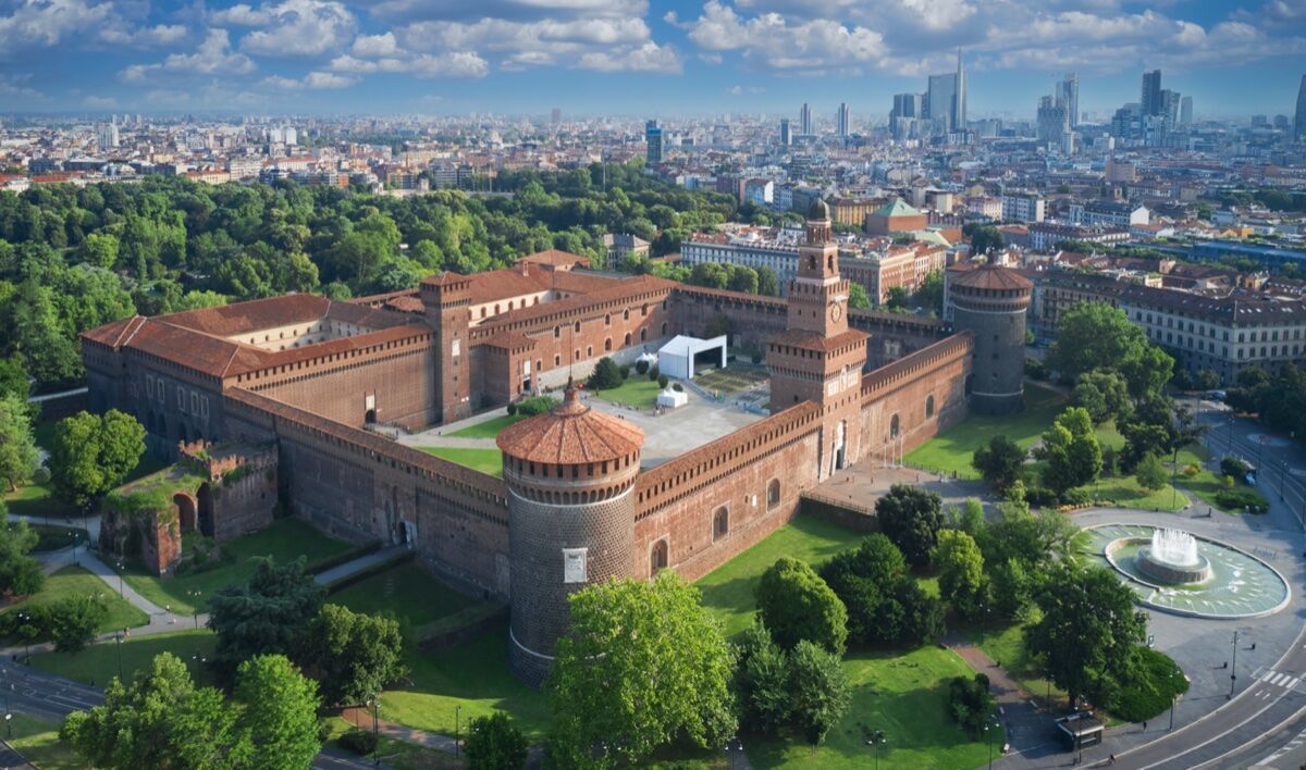 Tour storico di Milano in Rosso desktop picture