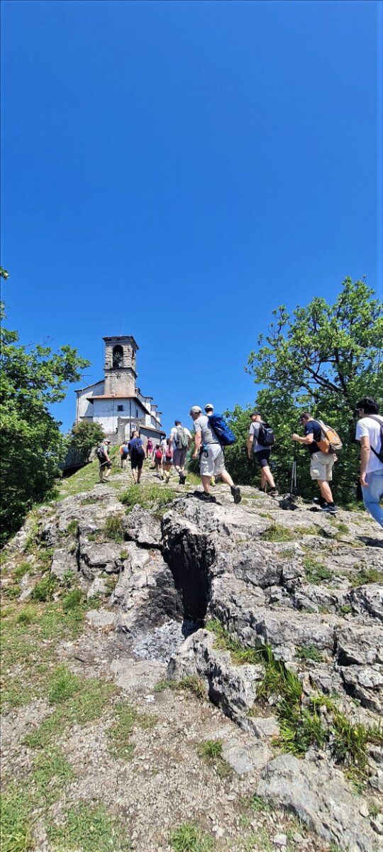 Trekking al Monte Isola: il gioiello del Sebino desktop picture