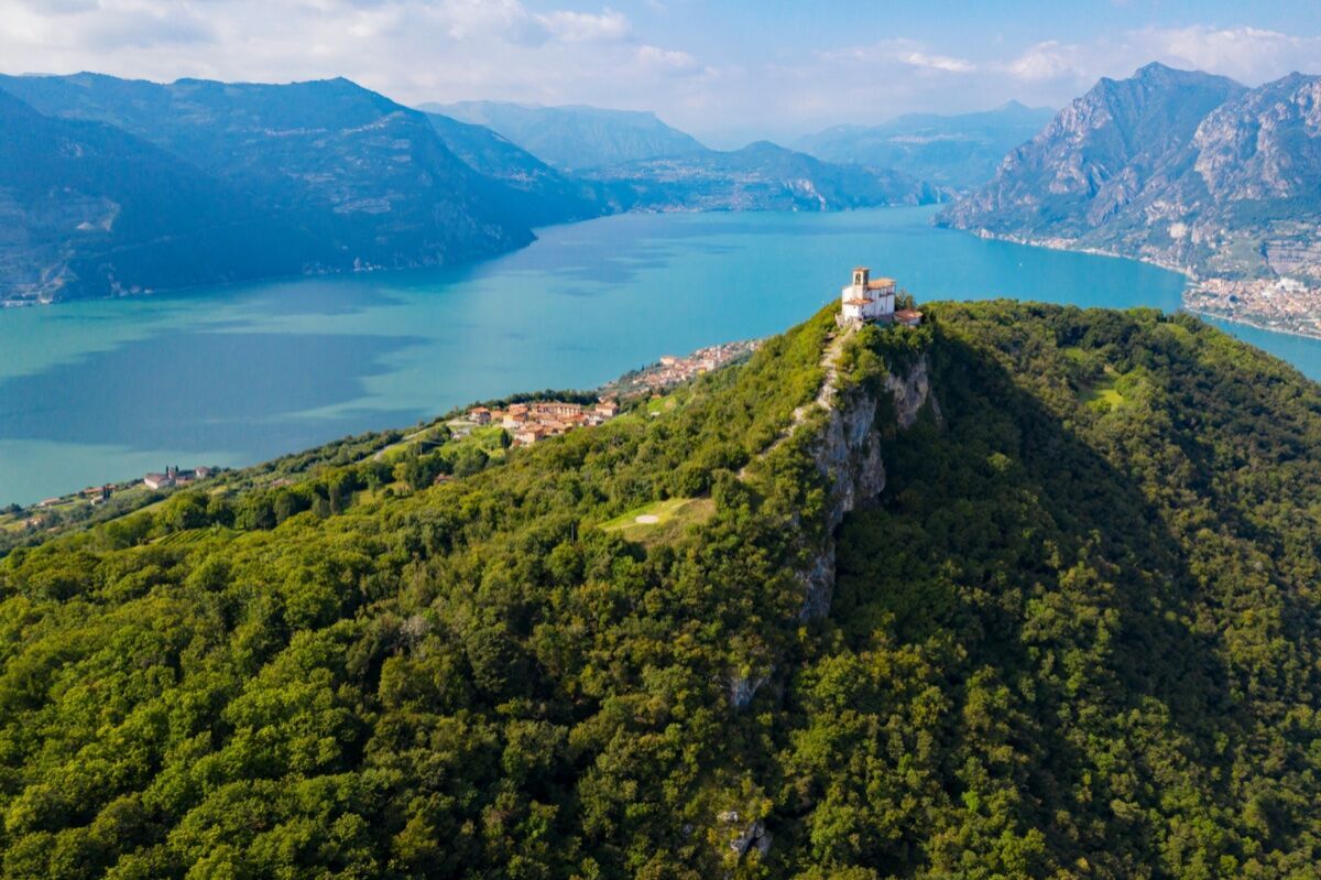 Trekking al Monte Isola: il gioiello del Sebino desktop picture