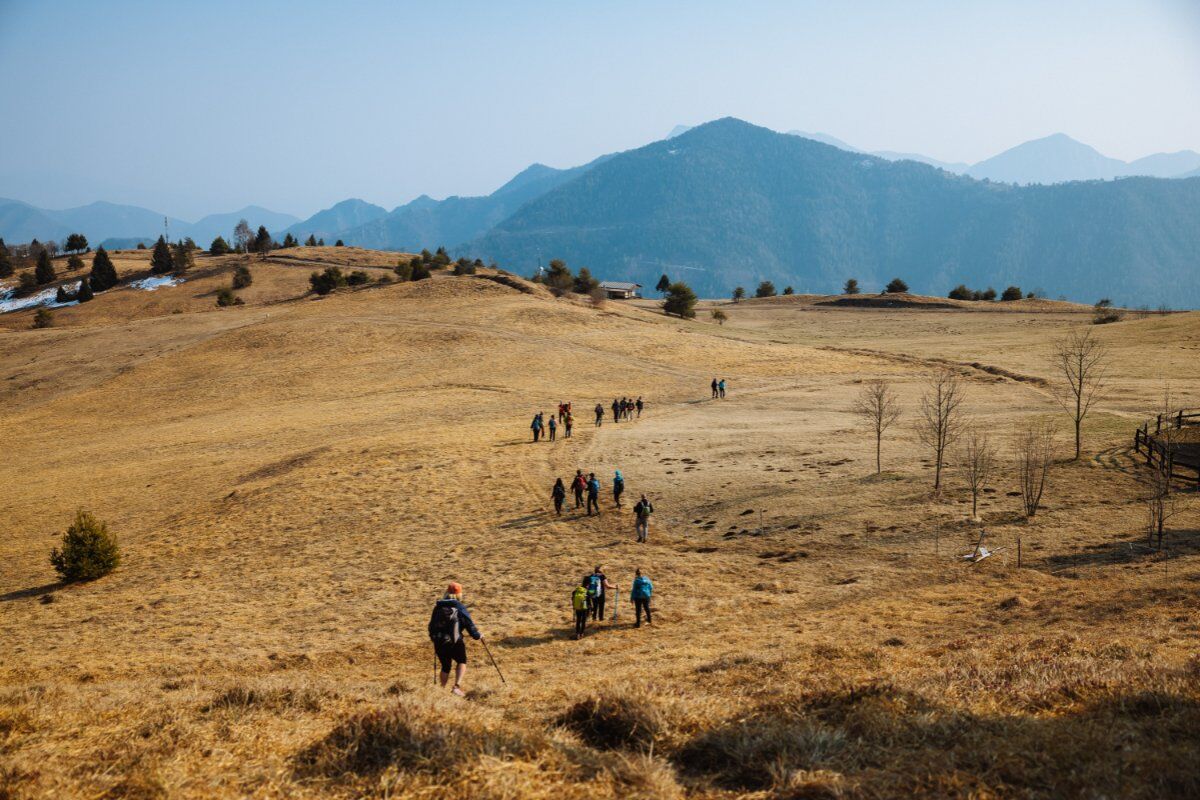 Trekking sul Monte Stino: Un Balcone sul Lago d'Idro Trekking sul Monte Stino: Un Balcone sul Lago d'Idro desktop picture
