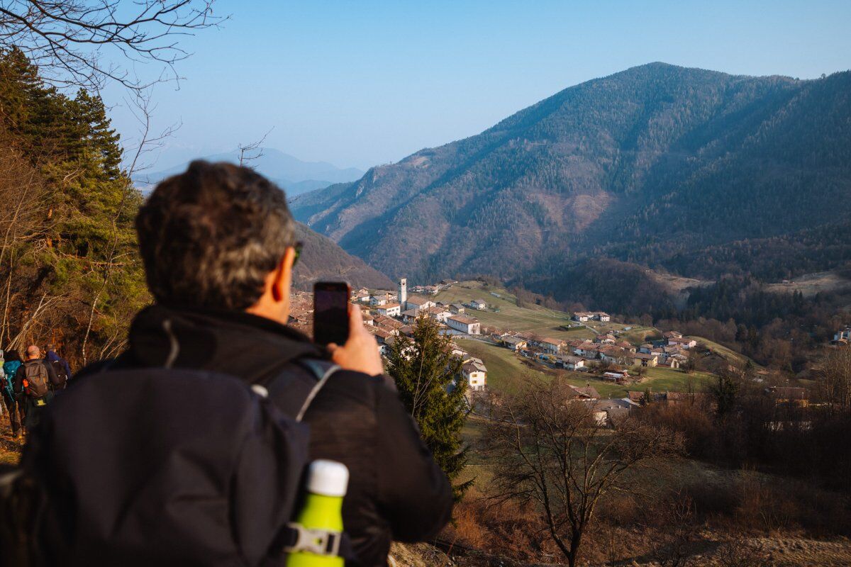 Trekking con cena in rifugio sul Monte Stino : un balcone sul Lago d'Idro desktop picture