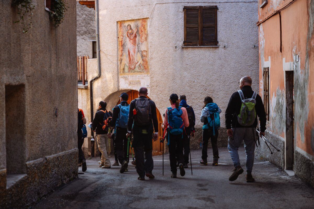 Trekking sul Monte Stino: Un Balcone sul Lago d'Idro Trekking sul Monte Stino: Un Balcone sul Lago d'Idro desktop picture