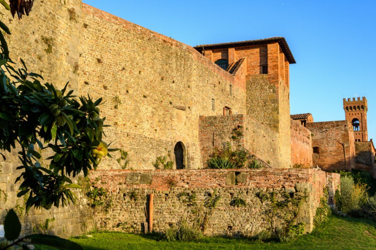 Visita Guidata a Montecarlo di Lucca: Tra Vino, Arte e Storia desktop picture