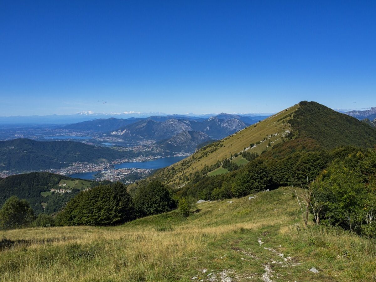 Trekking alle Porte di Consonno: Il Borgo Fantasma della Brianza desktop picture