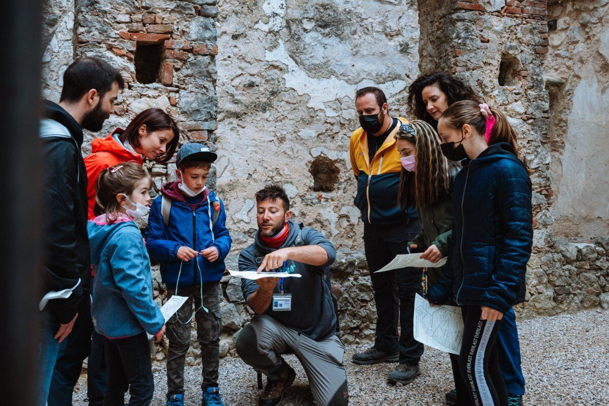 Meeters Family: Trekking con Caccia al Tesoro al Castello di Avio desktop picture