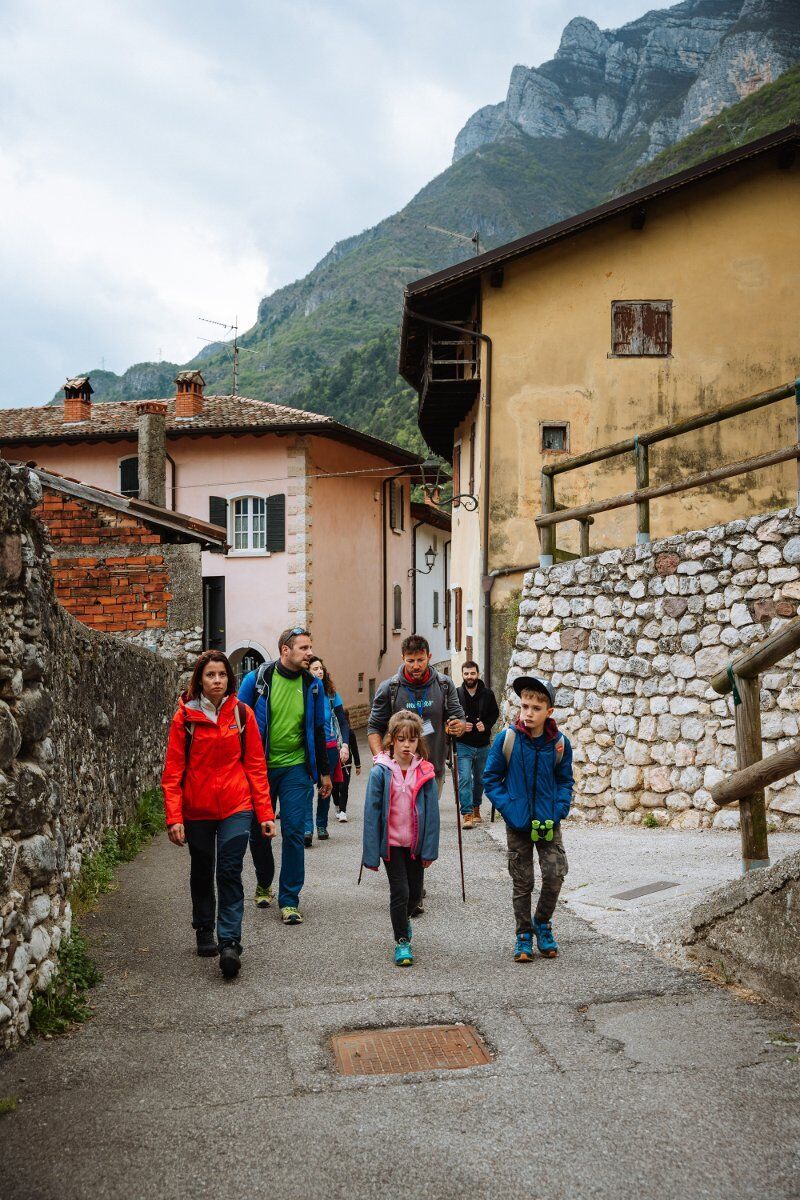 Meeters Family: Trekking con Caccia al Tesoro al Castello di Avio desktop picture