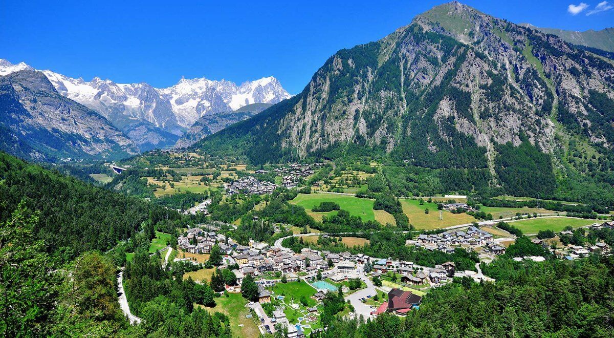 Fine Settimana in Valle d'Aosta: la Magia della Valle di La Thuile desktop picture