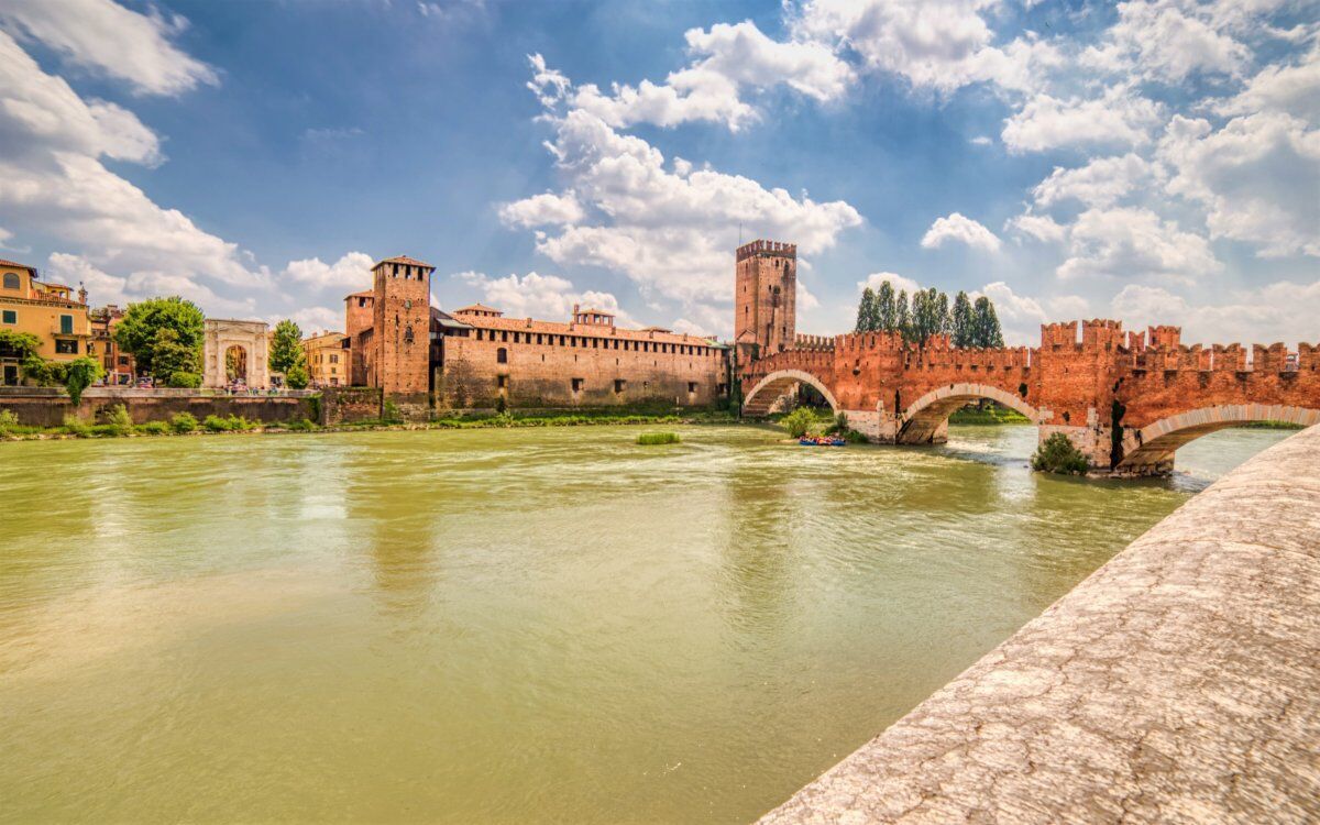 Tour guidato a Verona: il legame tra l'Adige e la Città Scaligera desktop picture