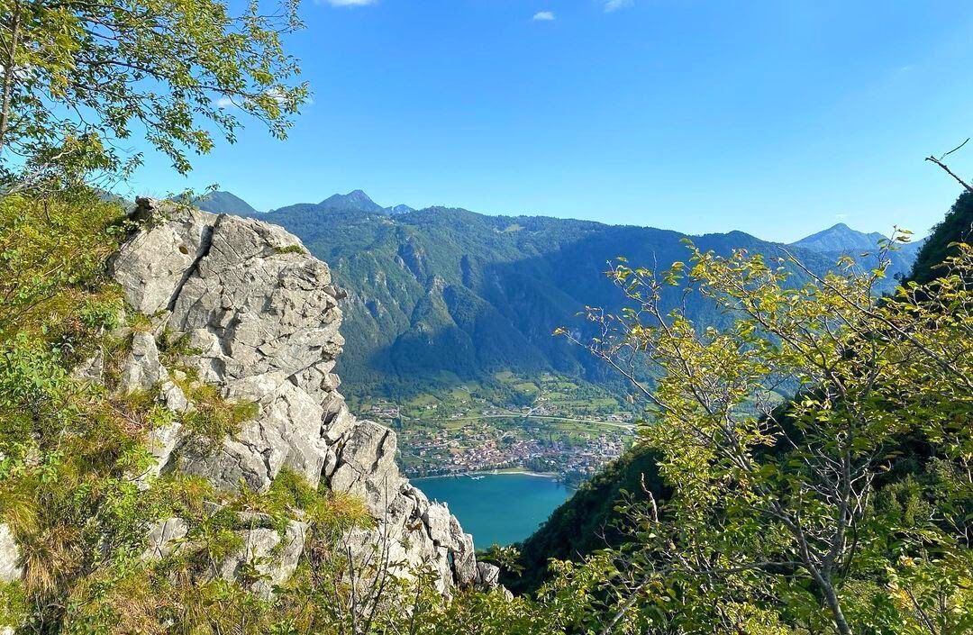 Trekking con vista sulle Creste del Dosso Sassello Trekking con vista sulle Creste del Dosso Sassello desktop picture