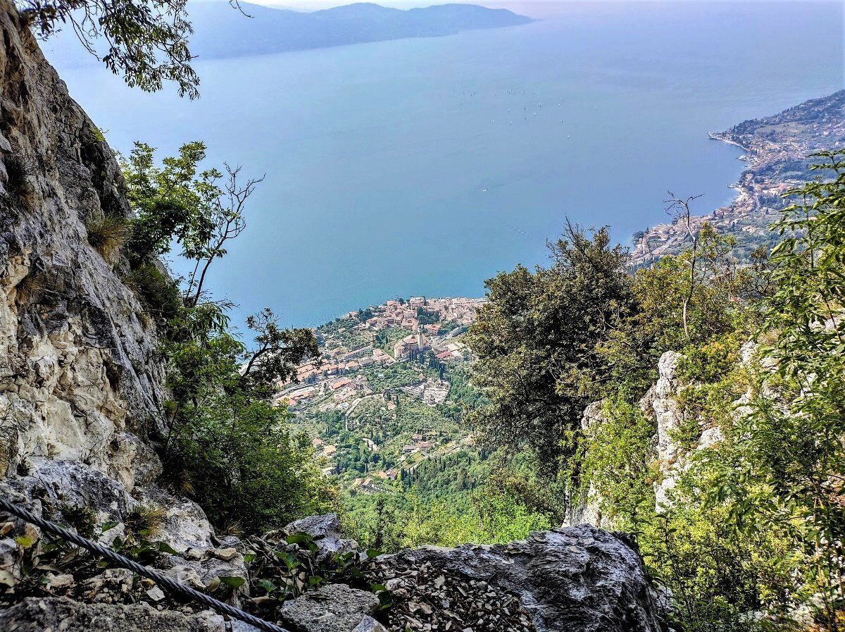 Trekking sul Monte Comer: un balcone sul Baldo e sul Lago di Garda desktop picture