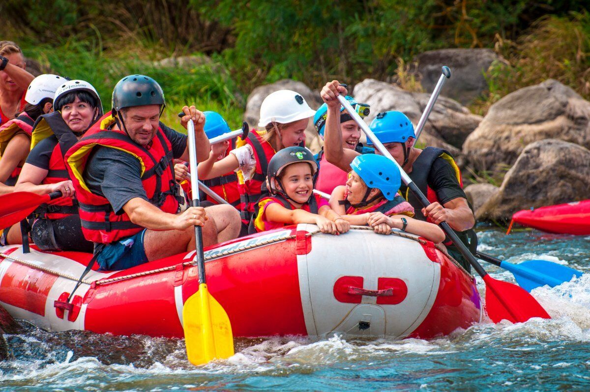 Meeters Family: Emozionante Rafting lungo le Rapide del Fiume Noce desktop picture