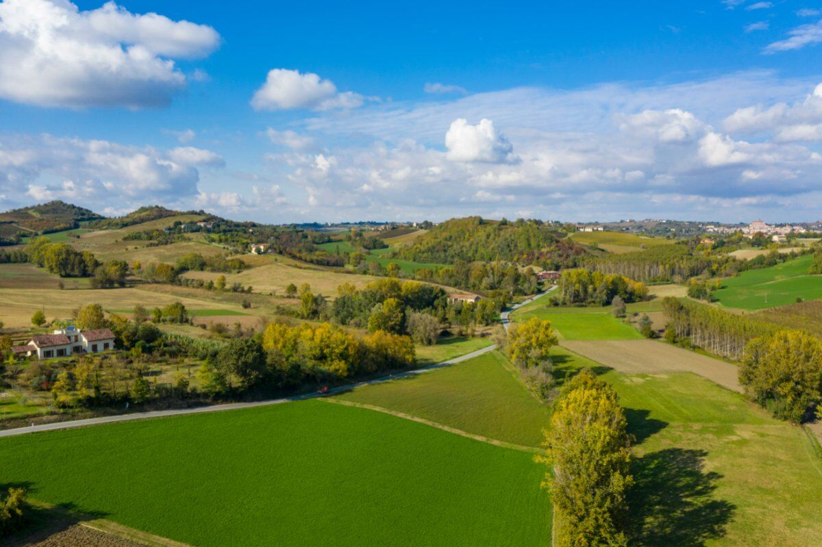 Passeggiata a Ozzano Monferrato tra panorami e ciminiere desktop picture