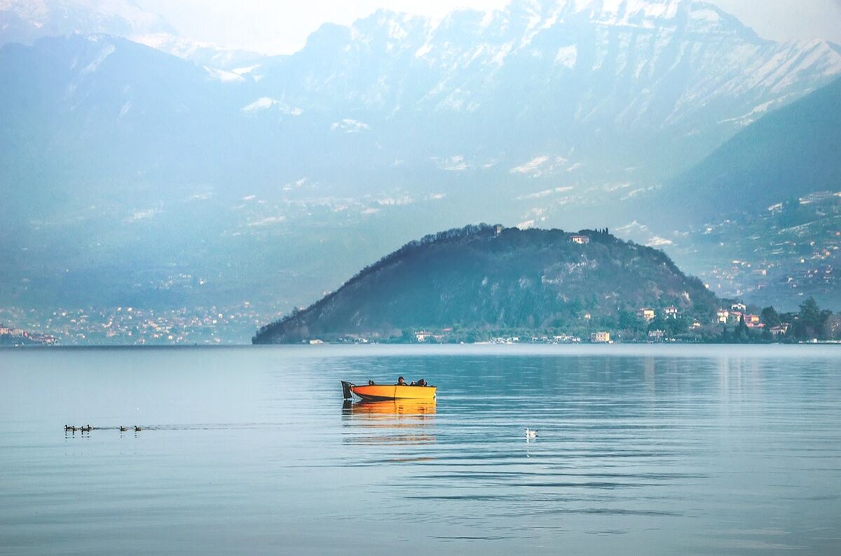 Kayak sul Lago d'Iseo intorno a Monte Isola desktop picture