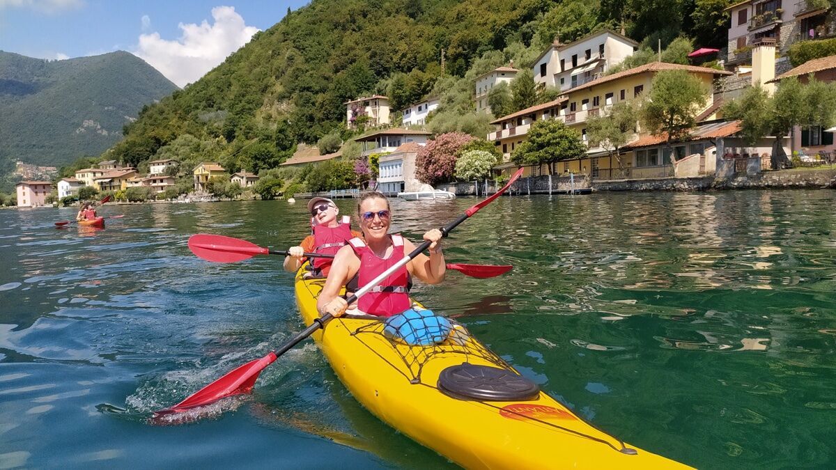 Kayak sul Lago d'Iseo intorno a Monte Isola desktop picture