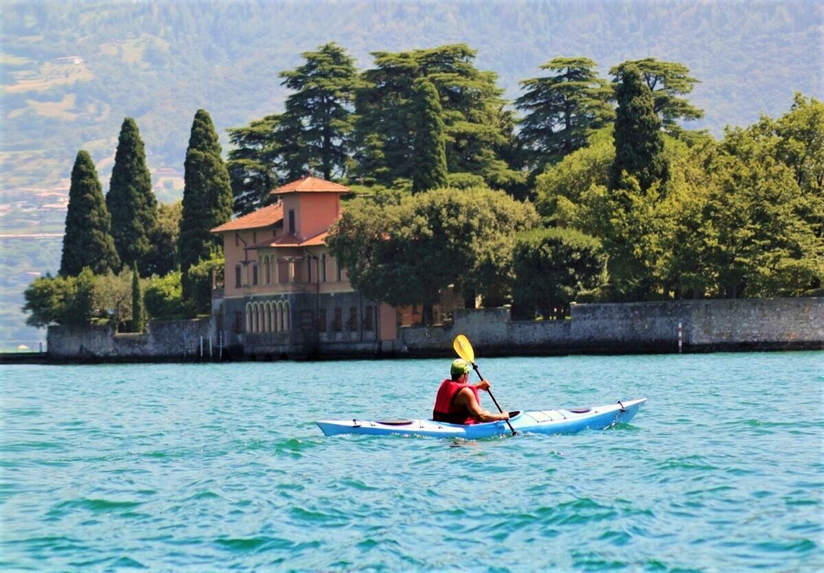 Kayak sul Lago d'Iseo intorno a Monte Isola desktop picture