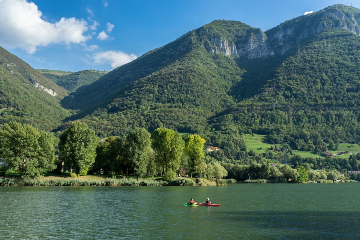 Tour in Kayak sul Lago di Endine: La Gemma color Verde Smeraldo desktop picture