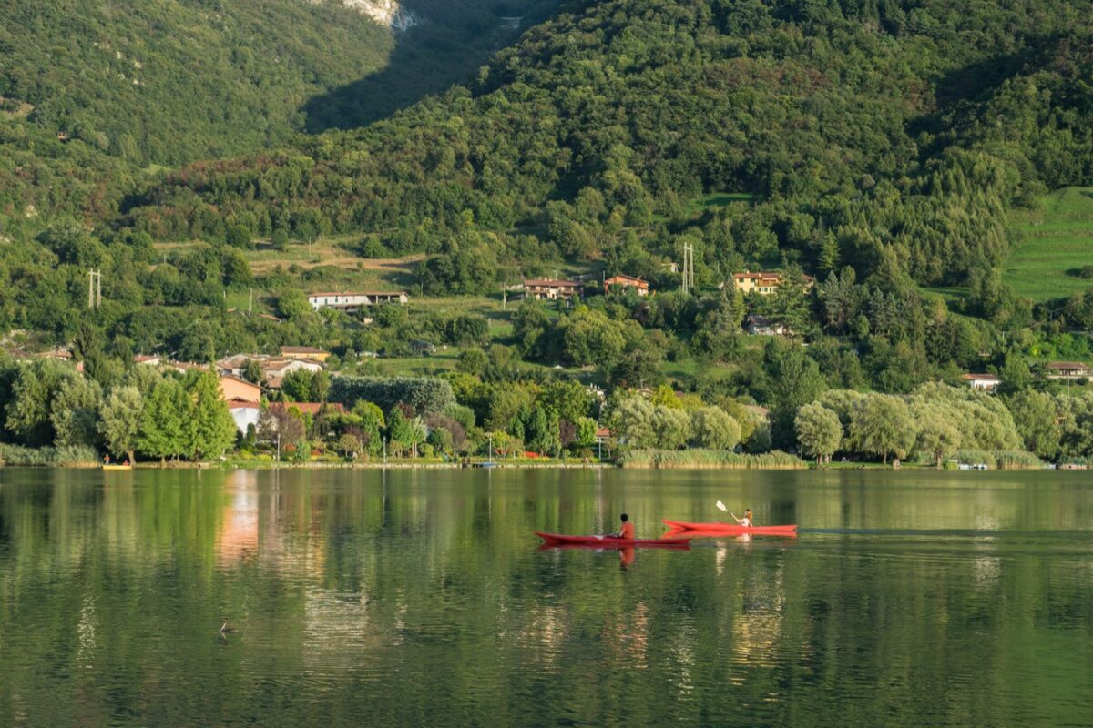 Tour in Kayak sul Lago di Endine: La Gemma color Verde Smeraldo desktop picture