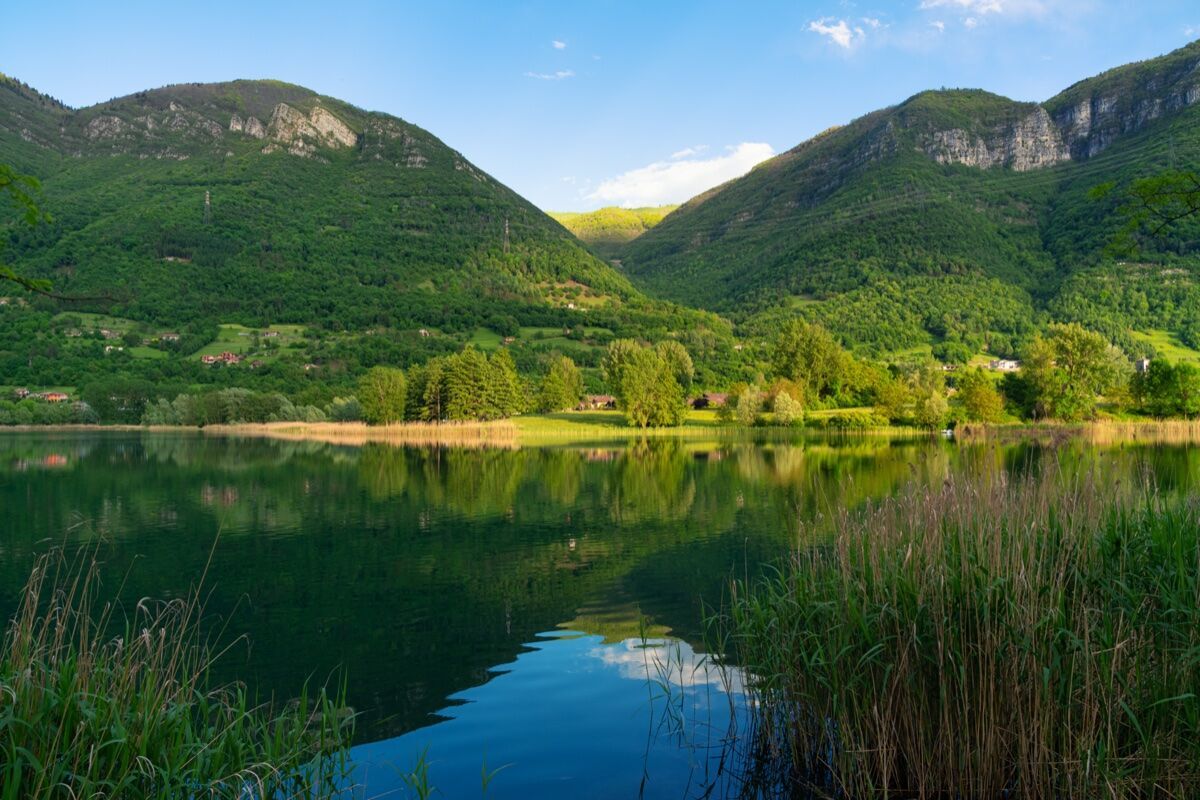 Tour in Kayak sul Lago di Endine: La Gemma color Verde Smeraldo Tour in Kayak sul Lago di Endine: La Gemma color Verde Smeraldo desktop picture