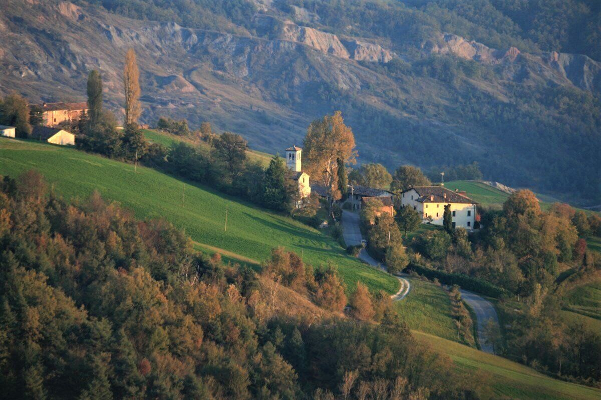 Il Borgo di Onfiano: Trekking sui Colli Reggiani con Cena Finale Il Borgo di Onfiano: Trekking sui Colli Reggiani con Cena Finale desktop picture