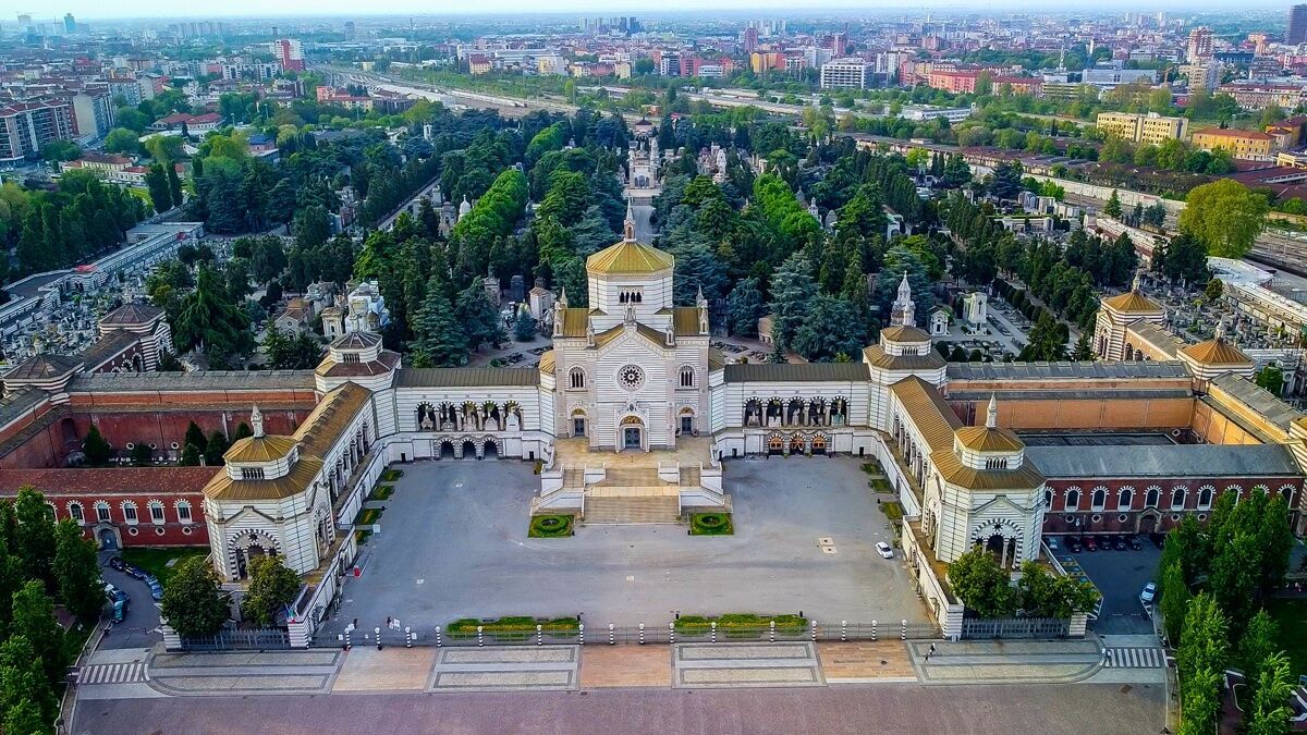 Il Cimitero Monumentale di Milano: Passeggiata tra arte e natura desktop picture