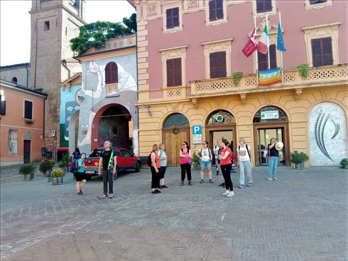 Tour guidato tra i Murales e i Vigneti di Dozza Tour guidato tra i Murales e i Vigneti di Dozza desktop picture