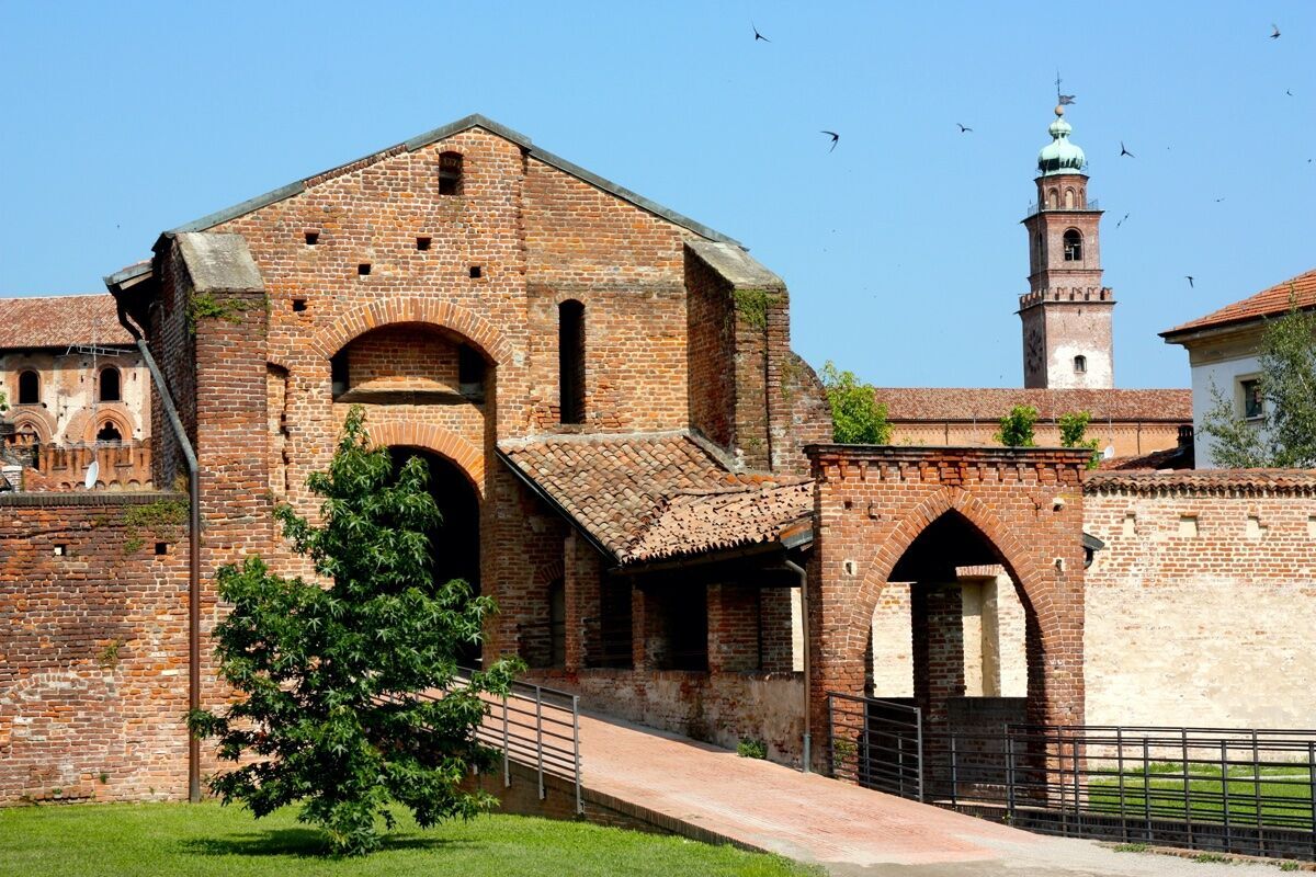 Tour nel cuore del Castello Sforzesco di Vigevano desktop picture