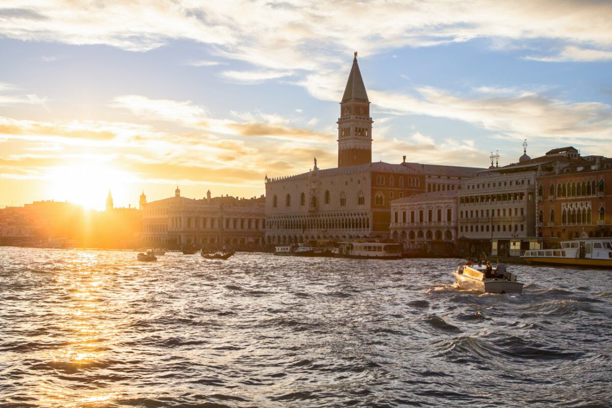 Aperitivo in Barca: La Magia di Venezia al Tramonto desktop picture