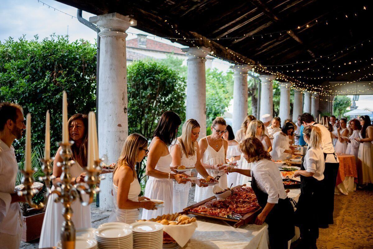 White party in Villa Godi Malinverni, soggiorno in hotel e giro a Bassano del Grappa White party in Villa Godi Malinverni, soggiorno in hotel e giro a Bassano del Grappa desktop picture