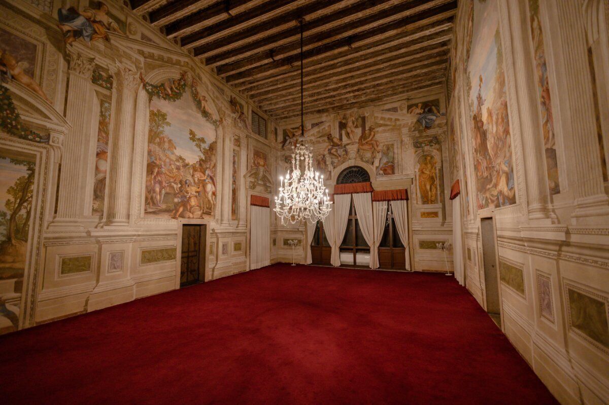 White party in una villa Palladiana, soggiorno all'Hotel alla Corte e giro a Bassano del Grappa White party in una villa Palladiana, soggiorno all'Hotel alla Corte e giro a Bassano del Grappa desktop picture