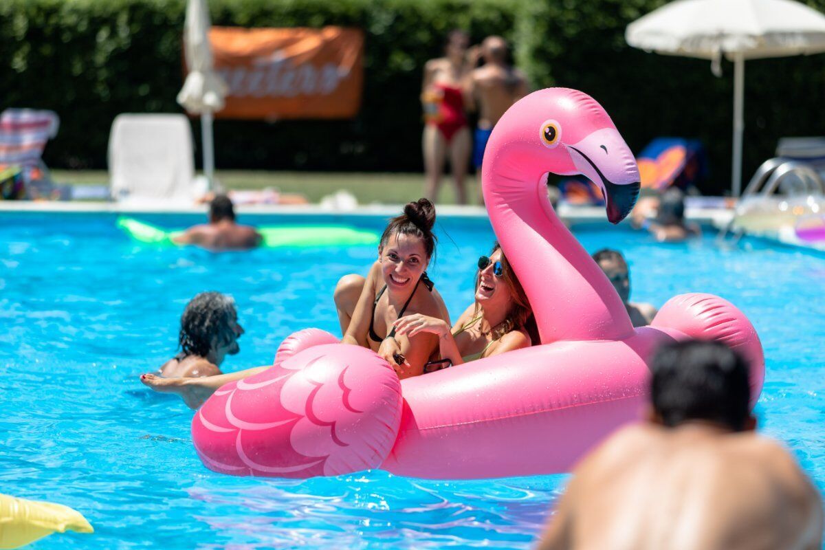 Festa di Ferragosto: piscina, musica e divertimento desktop picture
