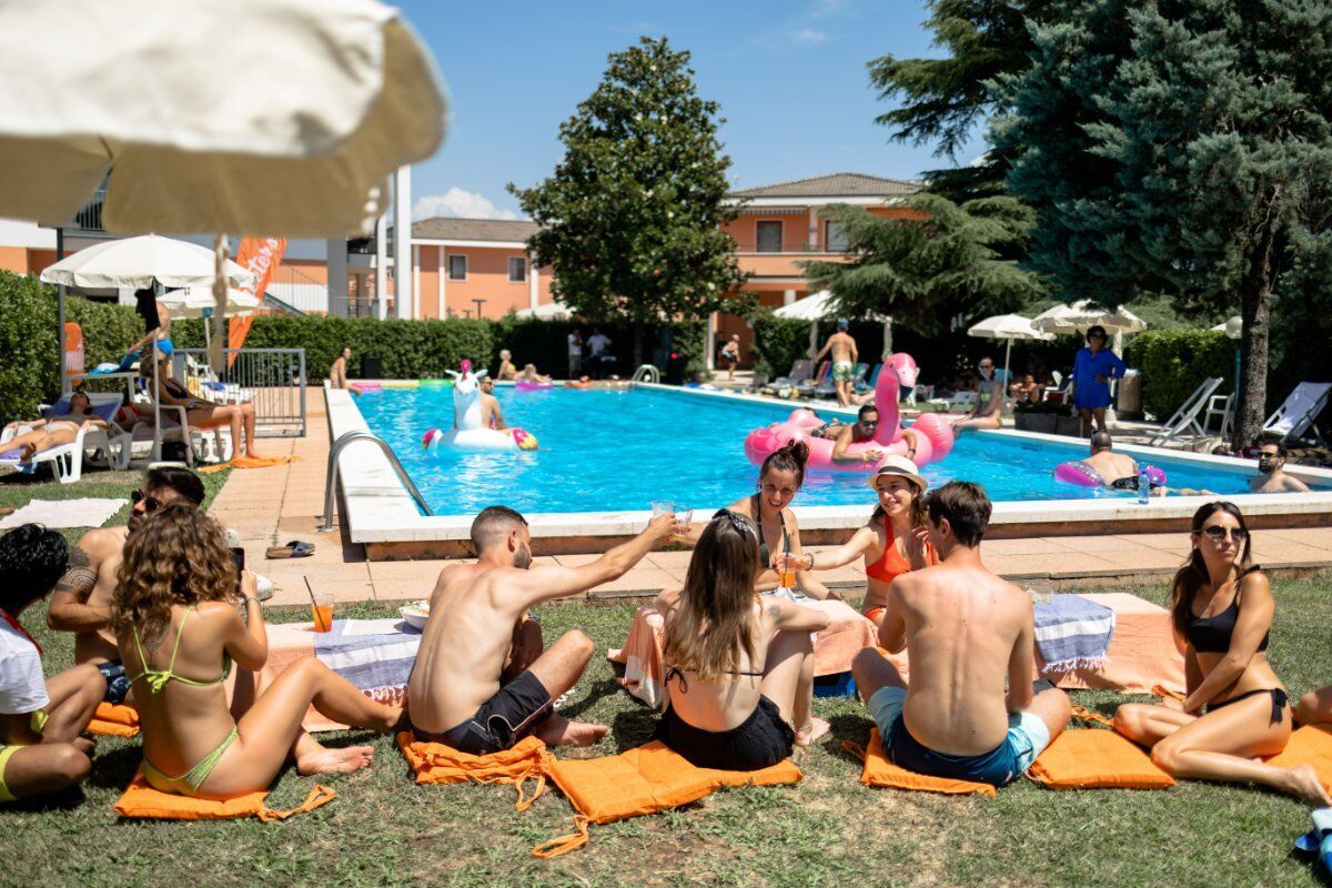 Festa in piscina con musica e giochi di gruppo sul Lago di Garda Festa in piscina con musica e giochi di gruppo sul Lago di Garda desktop picture
