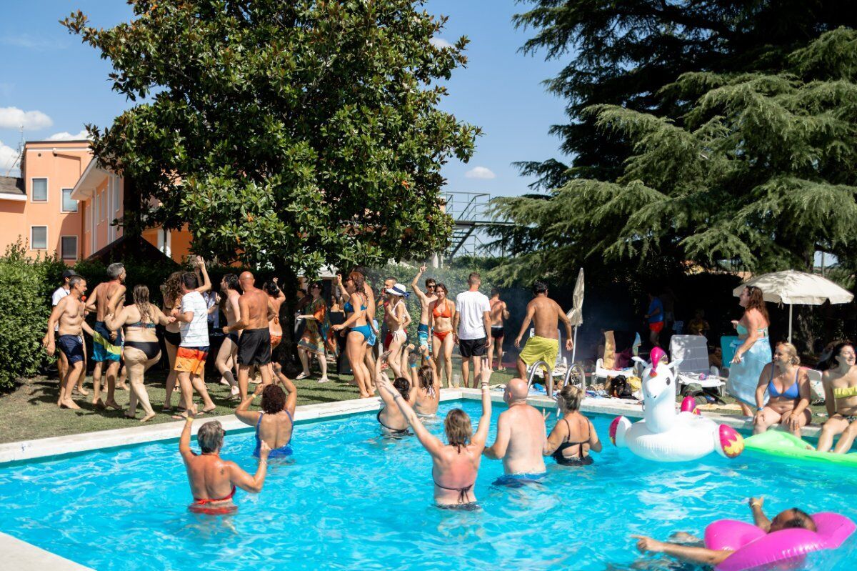 Festa in piscina con musica e giochi di gruppo sul Lago di Garda desktop picture