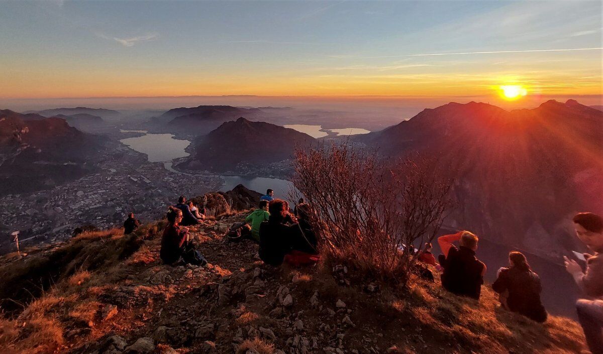 Camminata al tramonto con picnic ai Piani Resinelli desktop picture