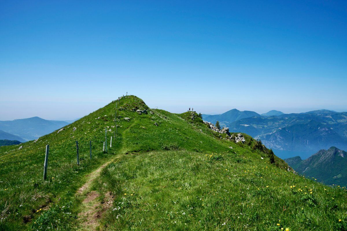 Trekking al Monte Guglielmo, il simbolo delle Prealpi bresciane desktop picture