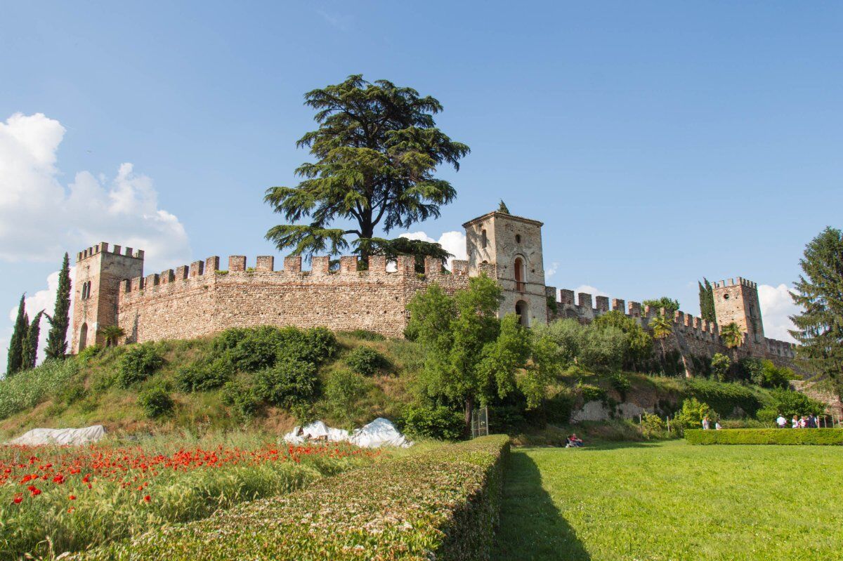 Passeggiata guidata a Castellaro Lagusello: un Borgo da favola desktop picture