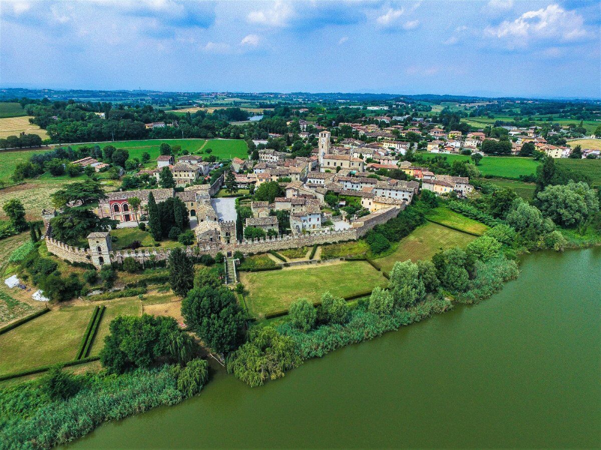 Passeggiata guidata a Castellaro Lagusello: un Borgo da favola Passeggiata guidata a Castellaro Lagusello: un Borgo da favola desktop picture