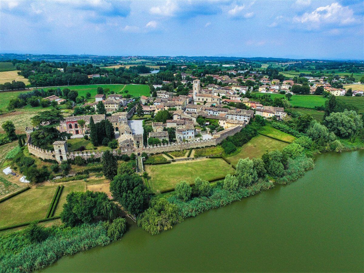 Passeggiata guidata a Castellaro Lagusello: un Borgo da favola desktop picture