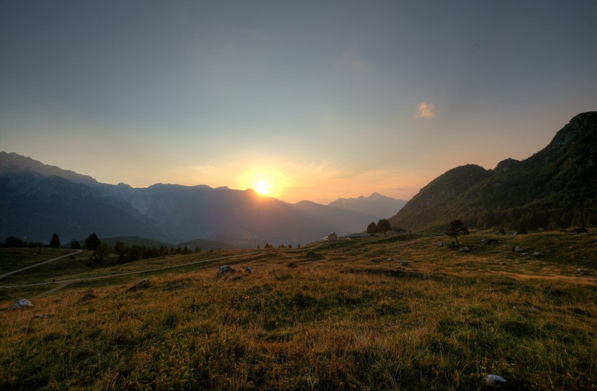 Trekking sotto la luna piena nelle Piccole Dolomiti Trekking sotto la luna piena nelle Piccole Dolomiti desktop picture